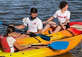 Una educadora social de Cruz Roja juega con una niña hija de víctima de violencia machista durante una actividad del proyecto Mariposas.