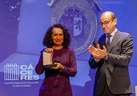 La presidenta del TSJEx, Mª Félix Tena, muestra la caja con la medalla tras recibirla de manos del alcalde.
