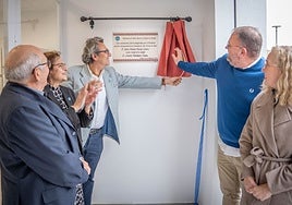 El alcalde Osuna, Teresa Angulo, de la Junta, y el sacerdote Antonio Becerra, entre otros, en la inauguración del centro de formación de la Conferencia de San Vicente de Paúl.