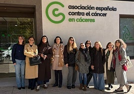 Miembros de la AECC de Cáceres ante la nueva sede.