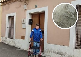 María José Medina Lozano, en la puerta de su casa, llena de humedades.