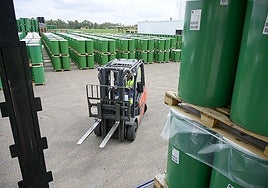 Un operario de Conesa carga bidones de productos en la fábrica de Villafranco.