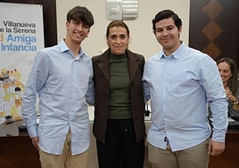 Raúl Casco y Santiago Parejo junto a la alcaldesa villanovense.