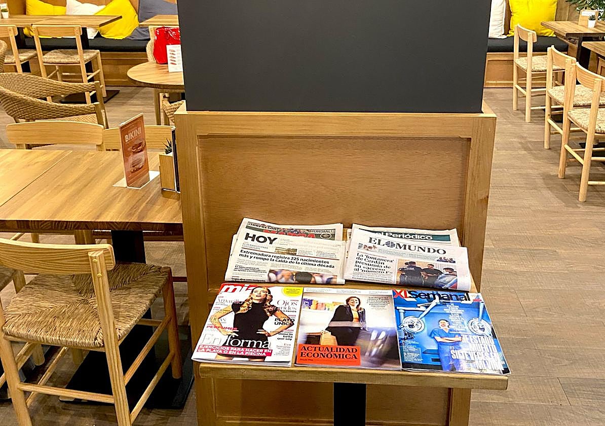 Rara avis: periódicos y revistas en un bar de Cáceres.