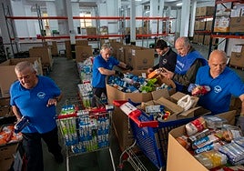 Los voluntarios clasifican la mercancía recogida durante la Gran recogida del Banco de Alimentos de Badajoz de 2025.