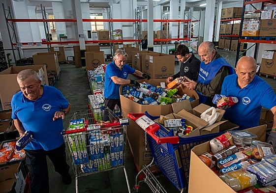 Los voluntarios clasifican la mercancía recogida durante la Gran recogida del Banco de Alimentos de Badajoz de 2025.