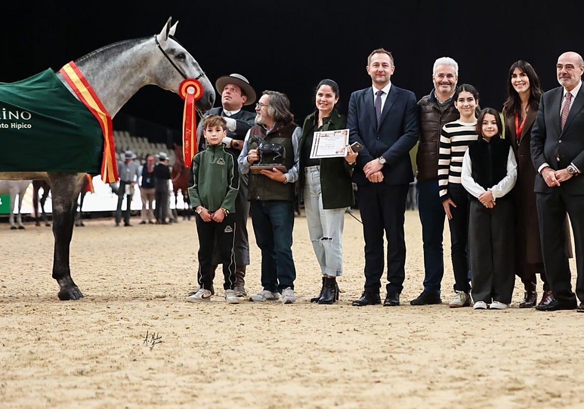 La potra Querubina, la mejor en la categoría de dos años, junto a integrantes de la empresa extremeña, con Eduardo Guardado (el penúltimo por la derecha) entre ellos, en Sevilla.