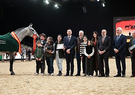 La potra Querubina, la mejor en la categoría de dos años, junto a integrantes de la empresa extremeña, con Eduardo Guardado (el penúltimo por la derecha) entre ellos, en Sevilla.