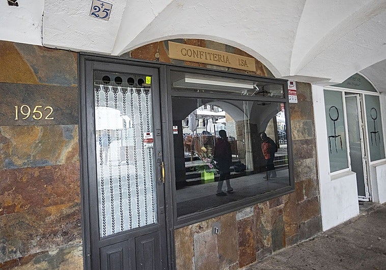 Adiós a la pastelería Isa: la Plaza Mayor de Cáceres pierde su último comercio tradicional