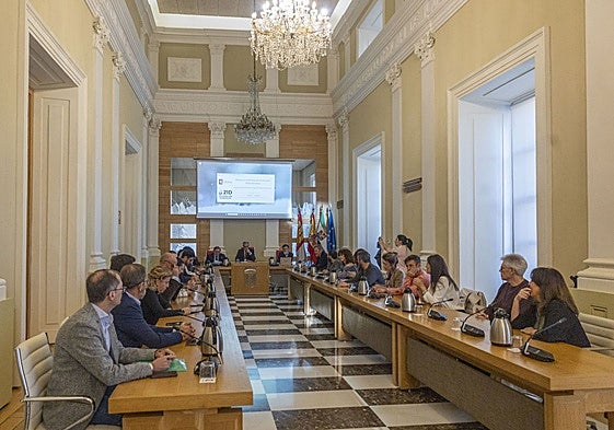 Pleno celebrado este martes en el Ayuntamiento de Cáceres para el sorteo de las mesas electorales.