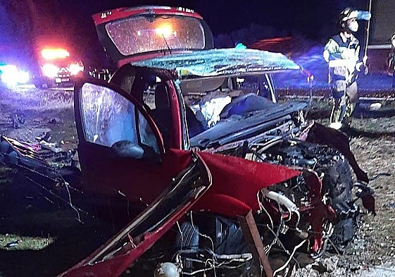 Así quedó el coche siniestrado el pasado viernes cerca de Aldea del Cano en el que murió un hombre.