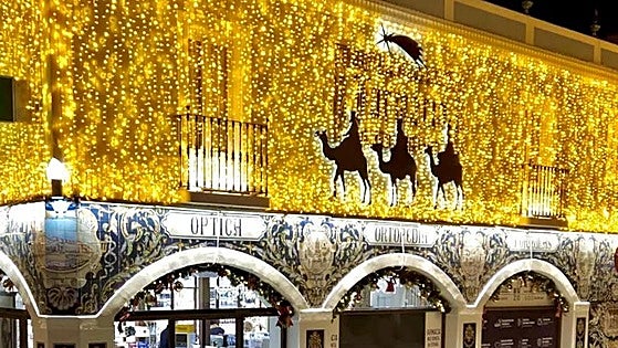 En Extremadura se esconde la farmacia más bonita de España con una Navidad de ensueño