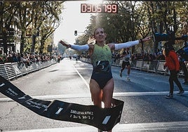 Laura Luengo cruza la meta como ganadora del Zara Athleticz Speed Run de Madrid con la mejor marca española en 10K.