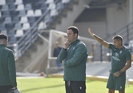 Miguel Ángel Ávila sigue atento el juego de su equipo en su debut como entrenador del Badajoz en el Nuevo Vivero.