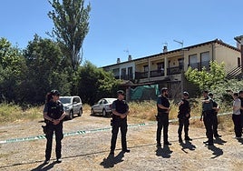 Guardias civiles custodian la vivienda donde tuvo lugar el crimen machista el pasado 27 de mayo.