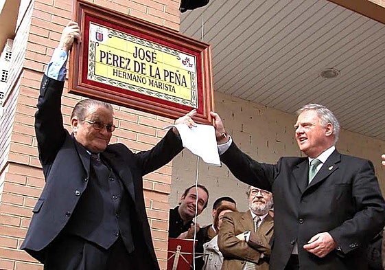 José Pérez de la Peña, más conocido como Pepe el Marista, tras descubrir la placa en la calle de Badajoz que lleva su nombre, junto al alcalde Miguel Celdrán.