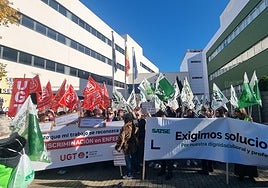 Concentración esta mañana de enfermeros ante la sede del Sepad.