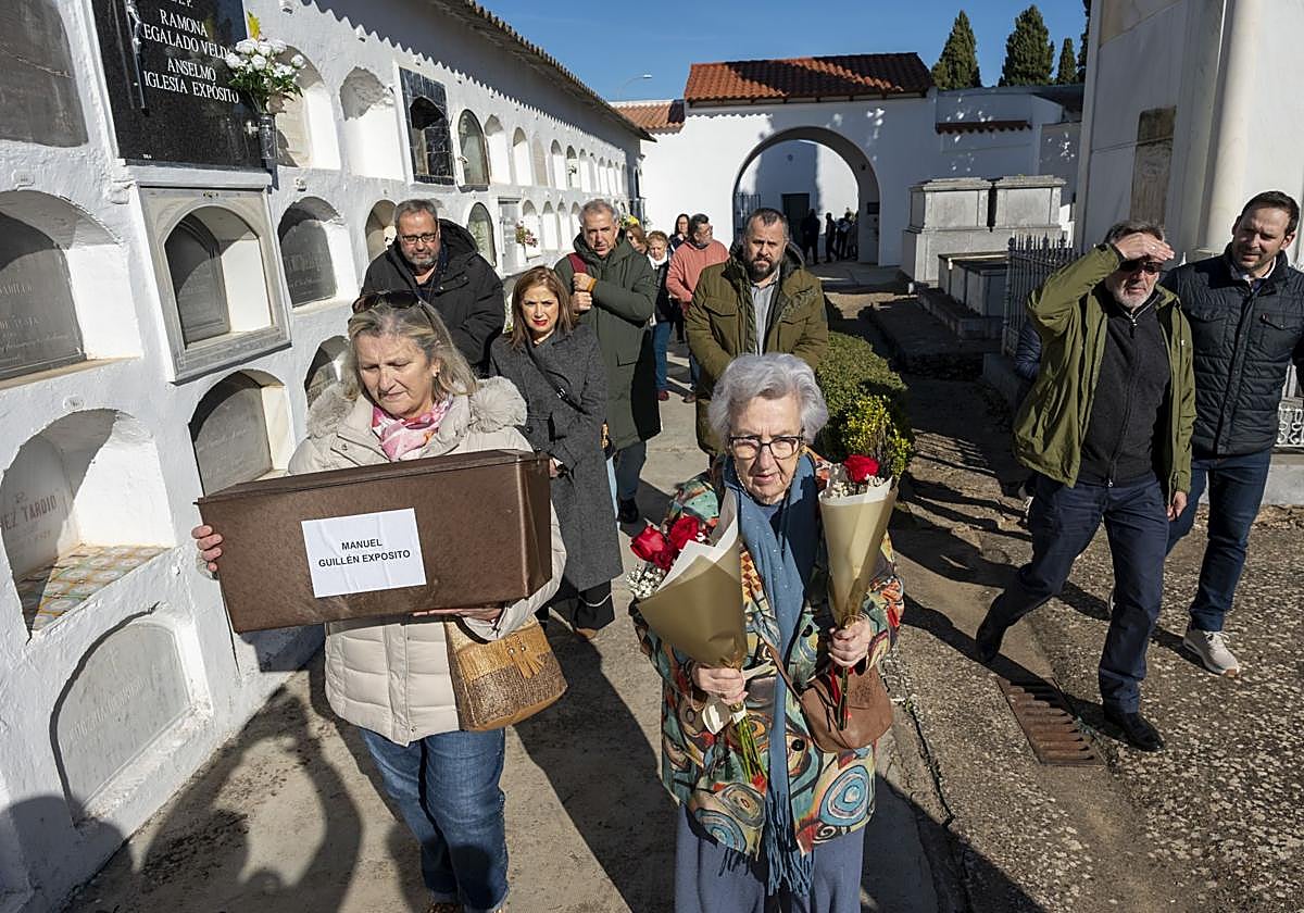 Fotos | La familia de Manuel Guillén Expósito inhuma sus restos en el cementerio de San Juan de Badajoz