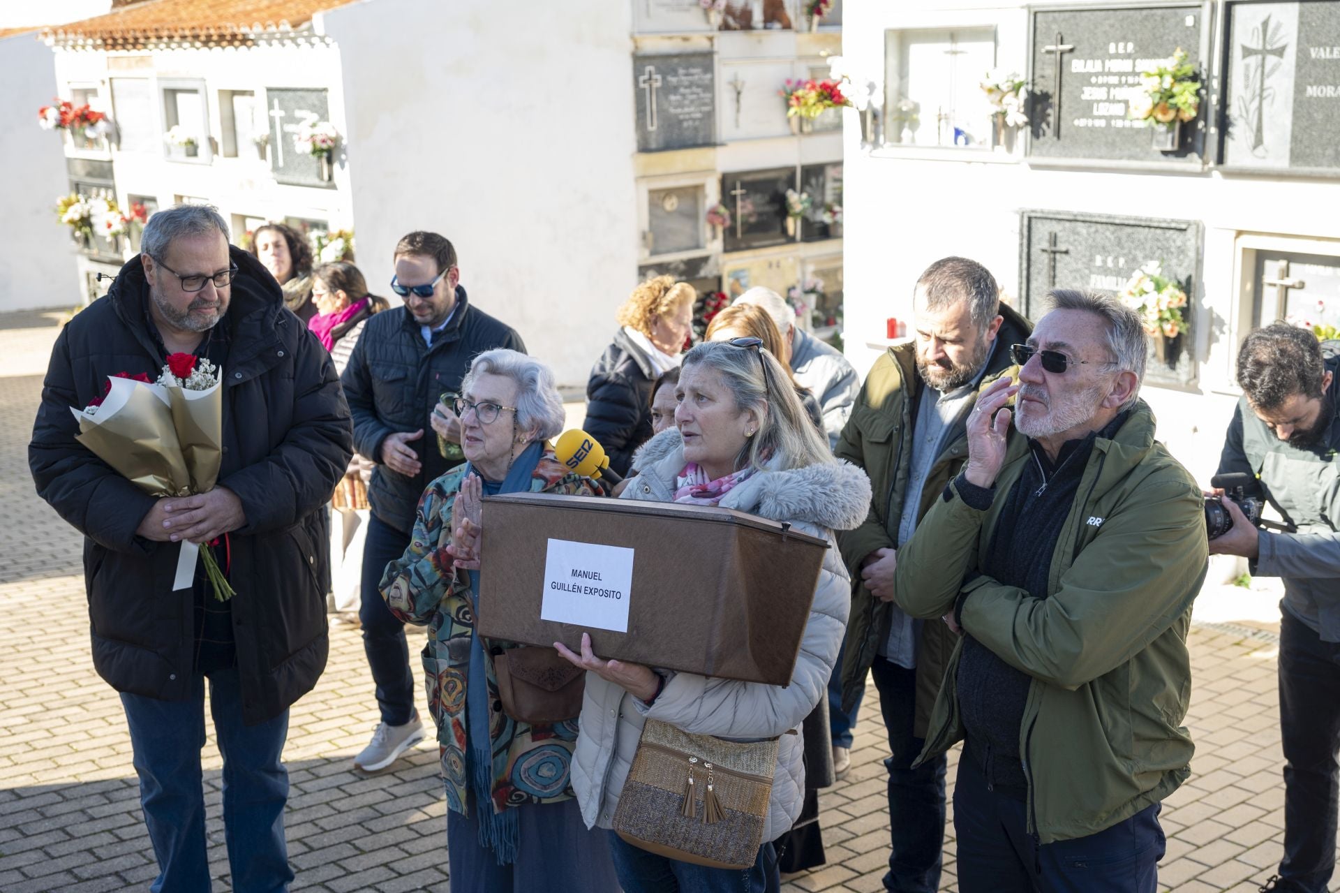 Fotos | La familia de Manuel Guillén Expósito inhuma sus restos en el cementerio de San Juan de Badajoz