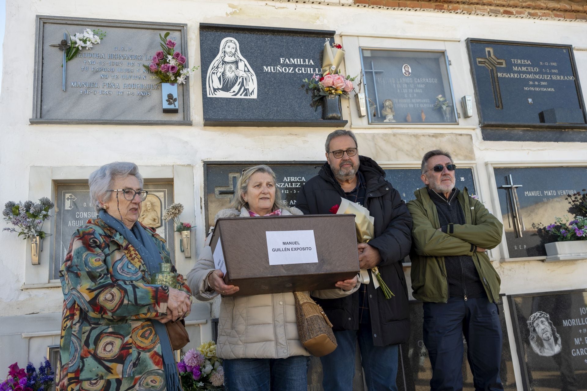 Fotos | La familia de Manuel Guillén Expósito inhuma sus restos en el cementerio de San Juan de Badajoz