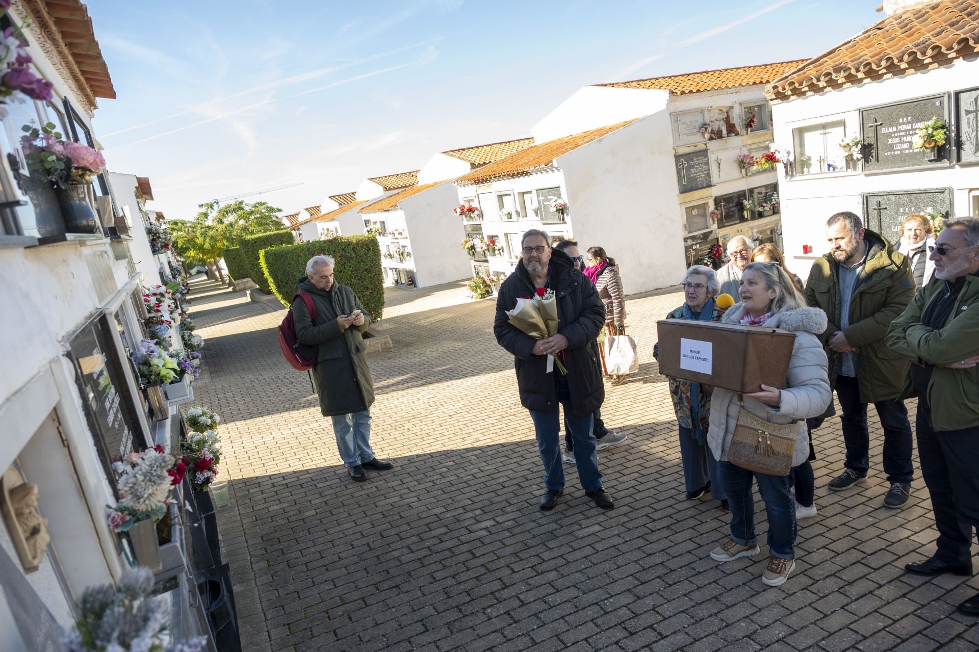 Fotos | La familia de Manuel Guillén Expósito inhuma sus restos en el cementerio de San Juan de Badajoz