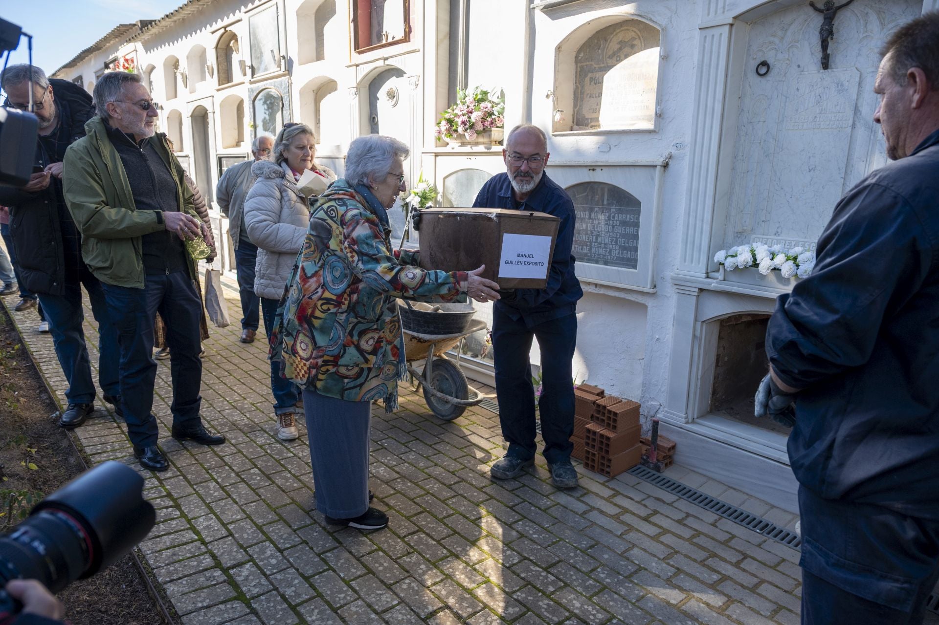 Fotos | La familia de Manuel Guillén Expósito inhuma sus restos en el cementerio de San Juan de Badajoz