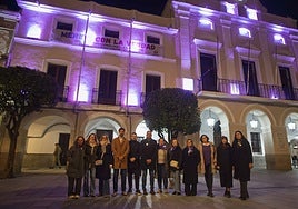 Ediles del PSOE y del PP, antes de la manfiestación del 25 N, delante del Consistorio. Hoy han aprobado, junto a los concejales de Unidas y Por Mérida, una declaración institucional.