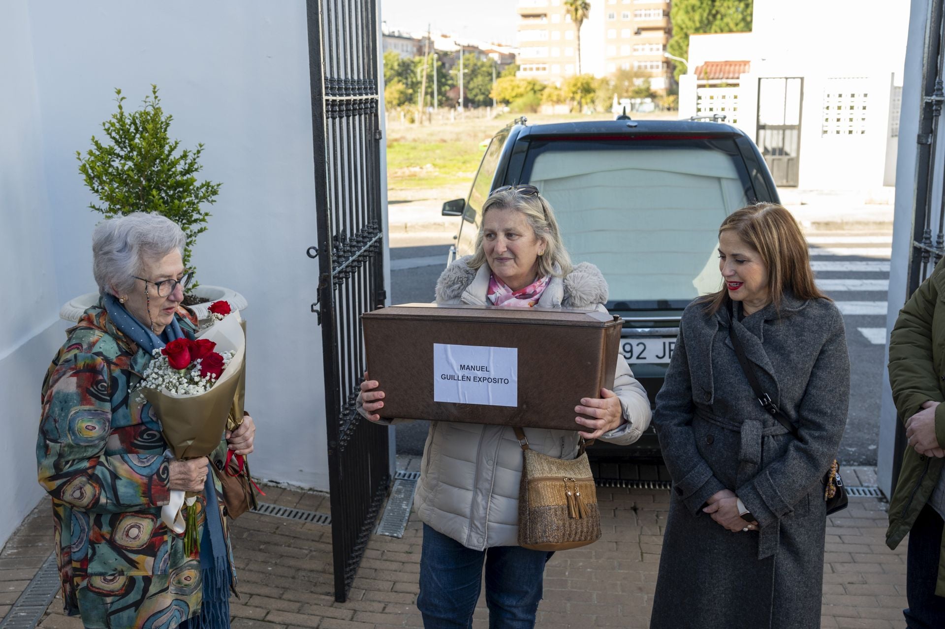 Fotos | La familia de Manuel Guillén Expósito inhuma sus restos en el cementerio de San Juan de Badajoz