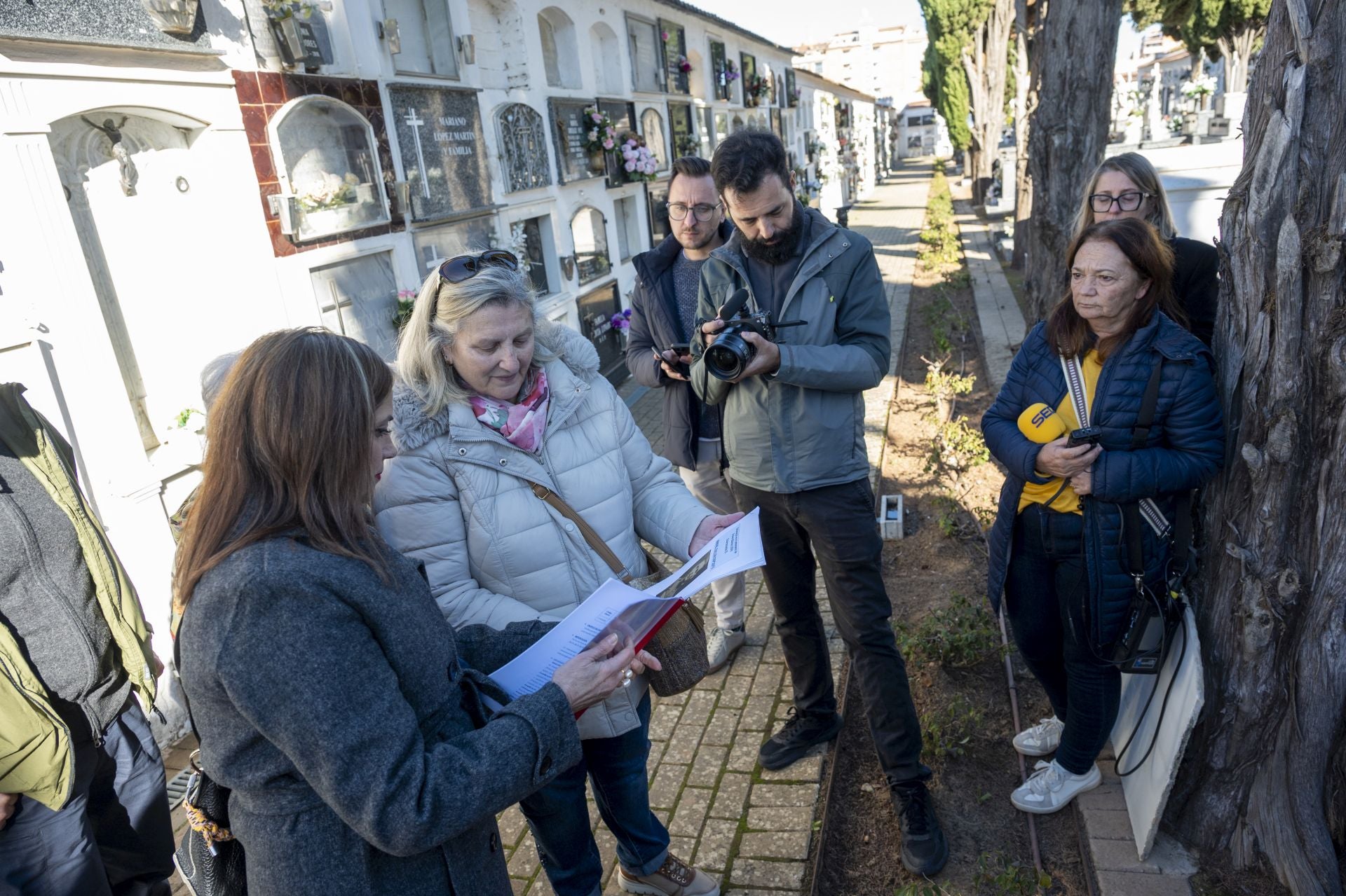 Fotos | La familia de Manuel Guillén Expósito inhuma sus restos en el cementerio de San Juan de Badajoz