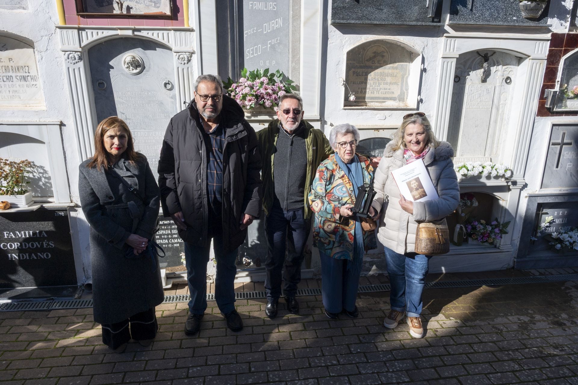 Fotos | La familia de Manuel Guillén Expósito inhuma sus restos en el cementerio de San Juan de Badajoz