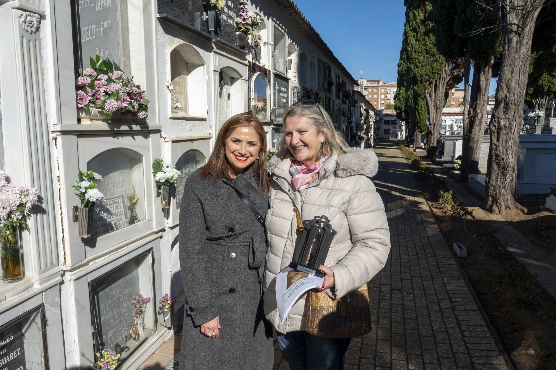 Fotos | La familia de Manuel Guillén Expósito inhuma sus restos en el cementerio de San Juan de Badajoz