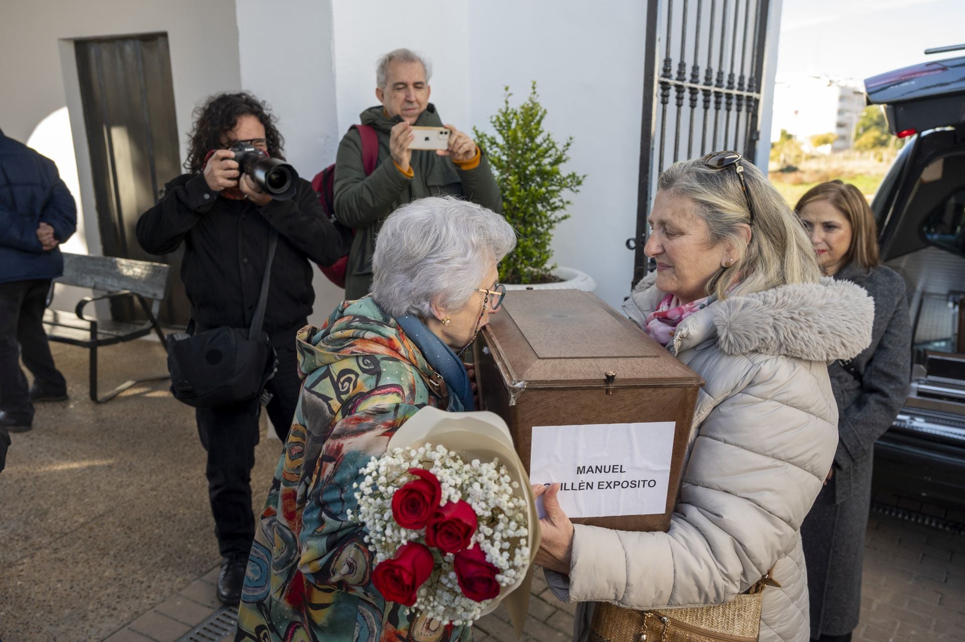 Fotos | La familia de Manuel Guillén Expósito inhuma sus restos en el cementerio de San Juan de Badajoz