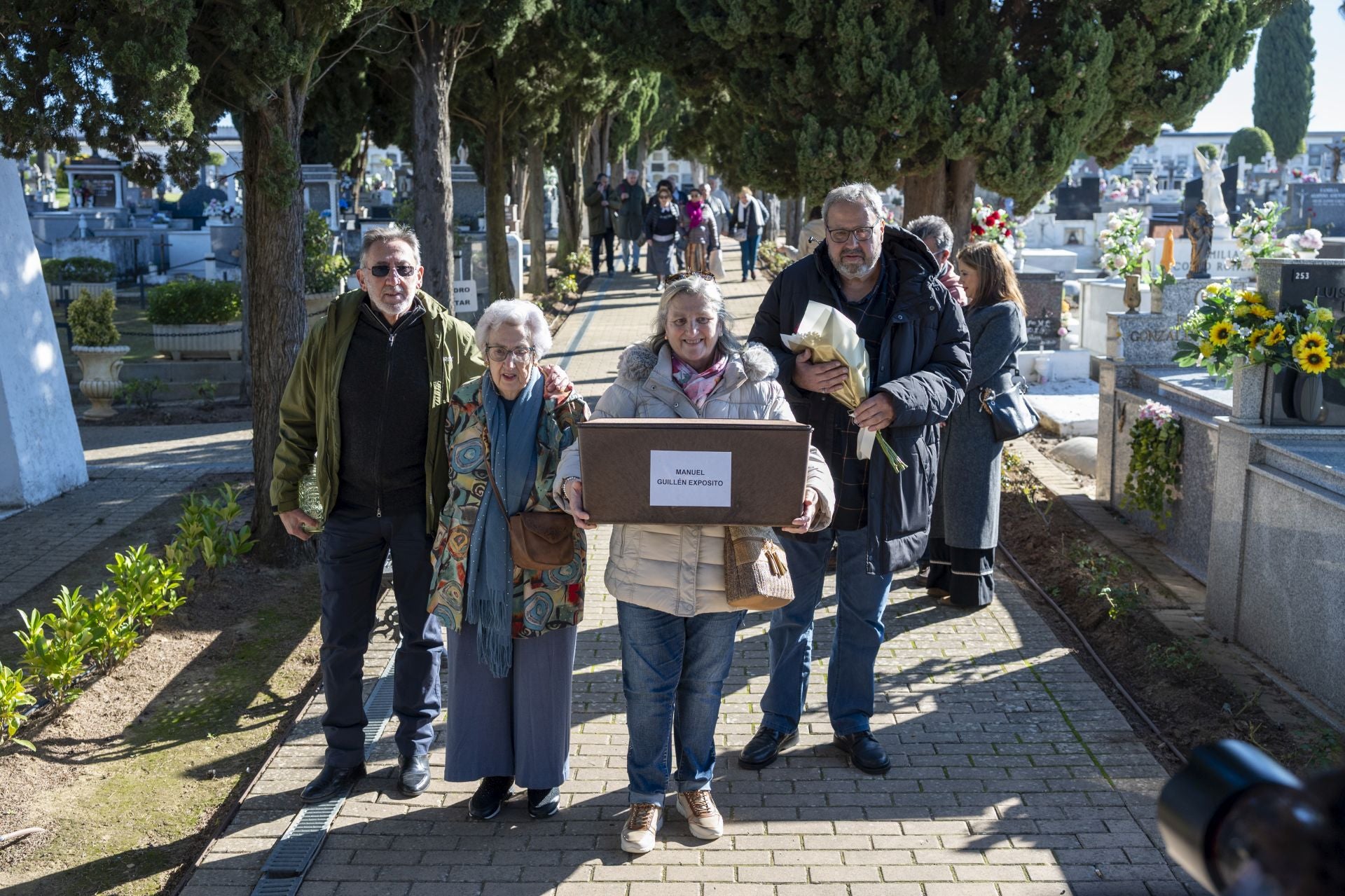 Fotos | La familia de Manuel Guillén Expósito inhuma sus restos en el cementerio de San Juan de Badajoz