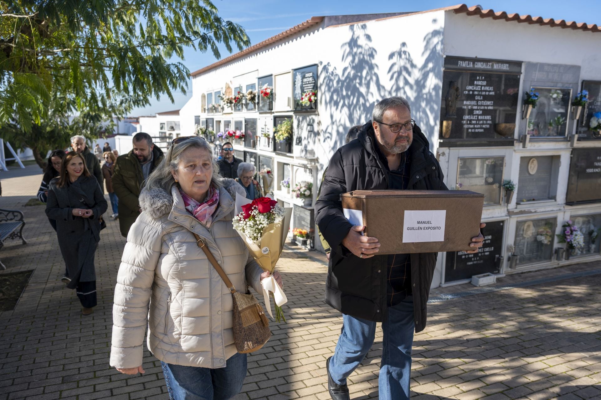 Fotos | La familia de Manuel Guillén Expósito inhuma sus restos en el cementerio de San Juan de Badajoz