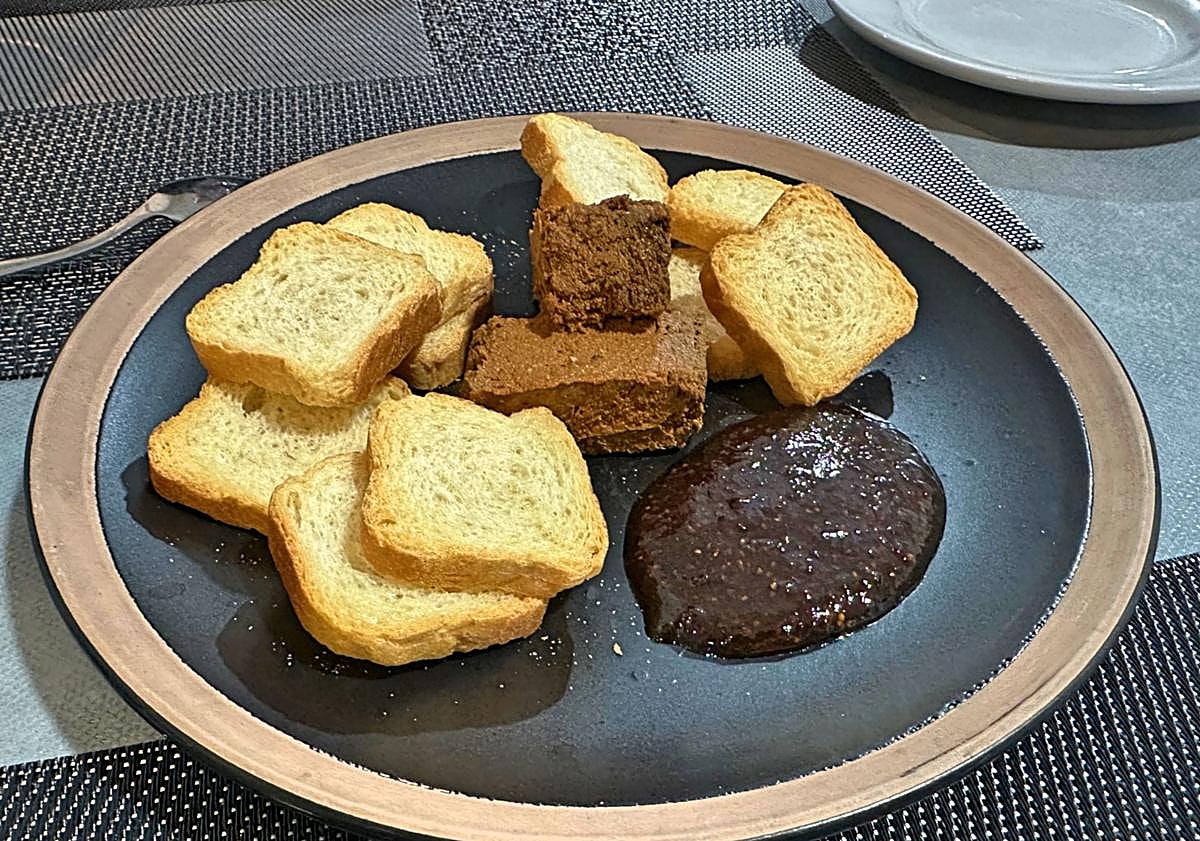 Imagen principal - Aperitivo, arroz negro y ensalada de rulo y frutas.