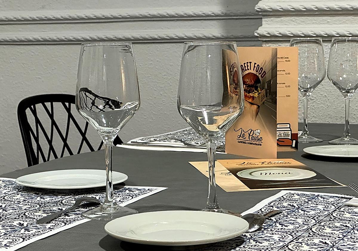 Imagen principal - Detalle de la mesa, torrija y pan.