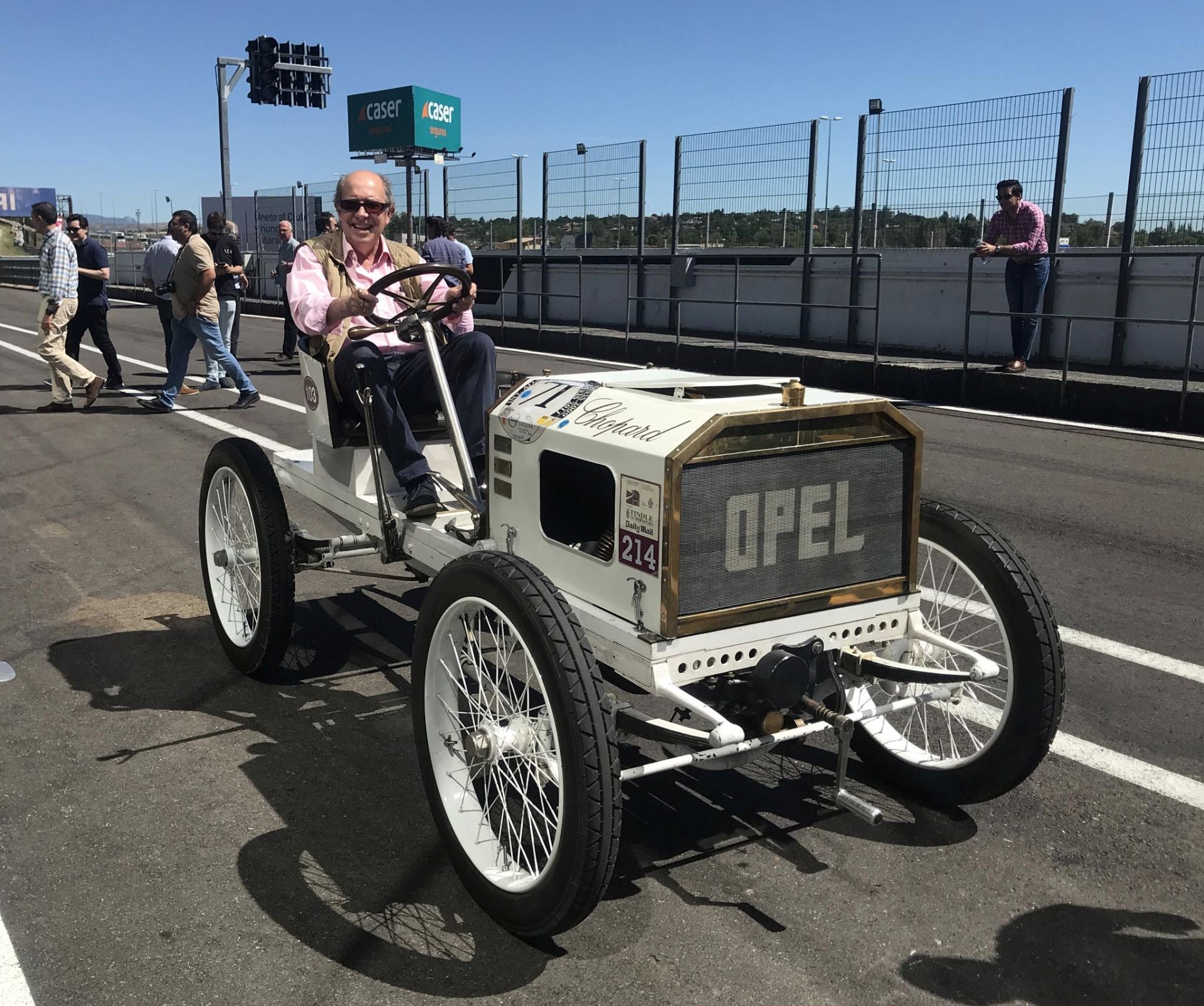 En El Jarama con un Opel de 1903, el coche más antiguo que ha conducido.