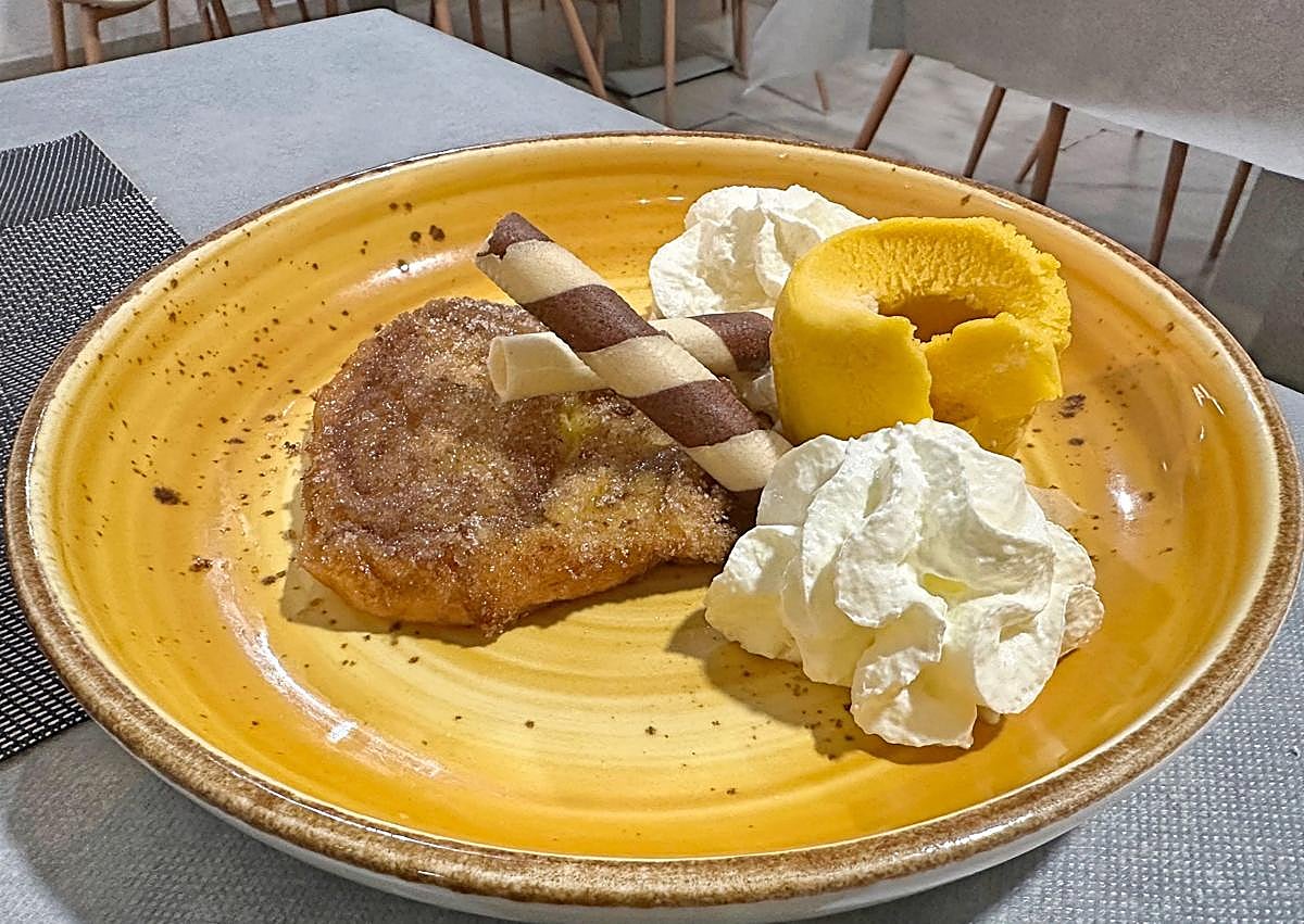 Imagen secundaria 1 - Detalle de la mesa, torrija y pan.