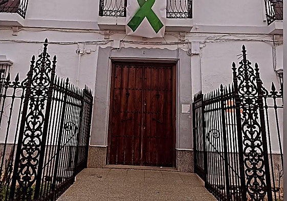 Entrada principal del Ayuntamiento de Villalba de los Barros, por donde entraron los ladrones.