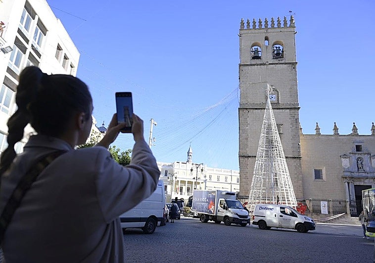 Badajoz recupera el árbol de su iluminación navideña tras un fallo en el tensor de la gran guirnalda