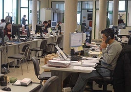 Imagen de archivo de empleados públicos en oficinas de la Junta.