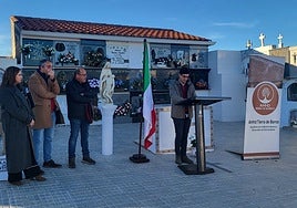 La consejera vasca de Justicia, el alcalde de Mirandilla, Paco Cerrato, de la Asociación de Memoria Histórica de Tierra de Barros y un sobrino-nieto, este jueves, en el camposanto de Mirandilla.