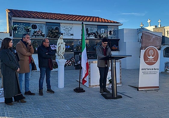 La consejera vasca de Justicia, el alcalde de Mirandilla, Paco Cerrato, de la Asociación de Memoria Histórica de Tierra de Barros y un sobrino-nieto, este jueves, en el camposanto de Mirandilla.