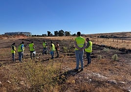 Expecialistas en la zona en la que se encontraron estos restos el pasado verano.