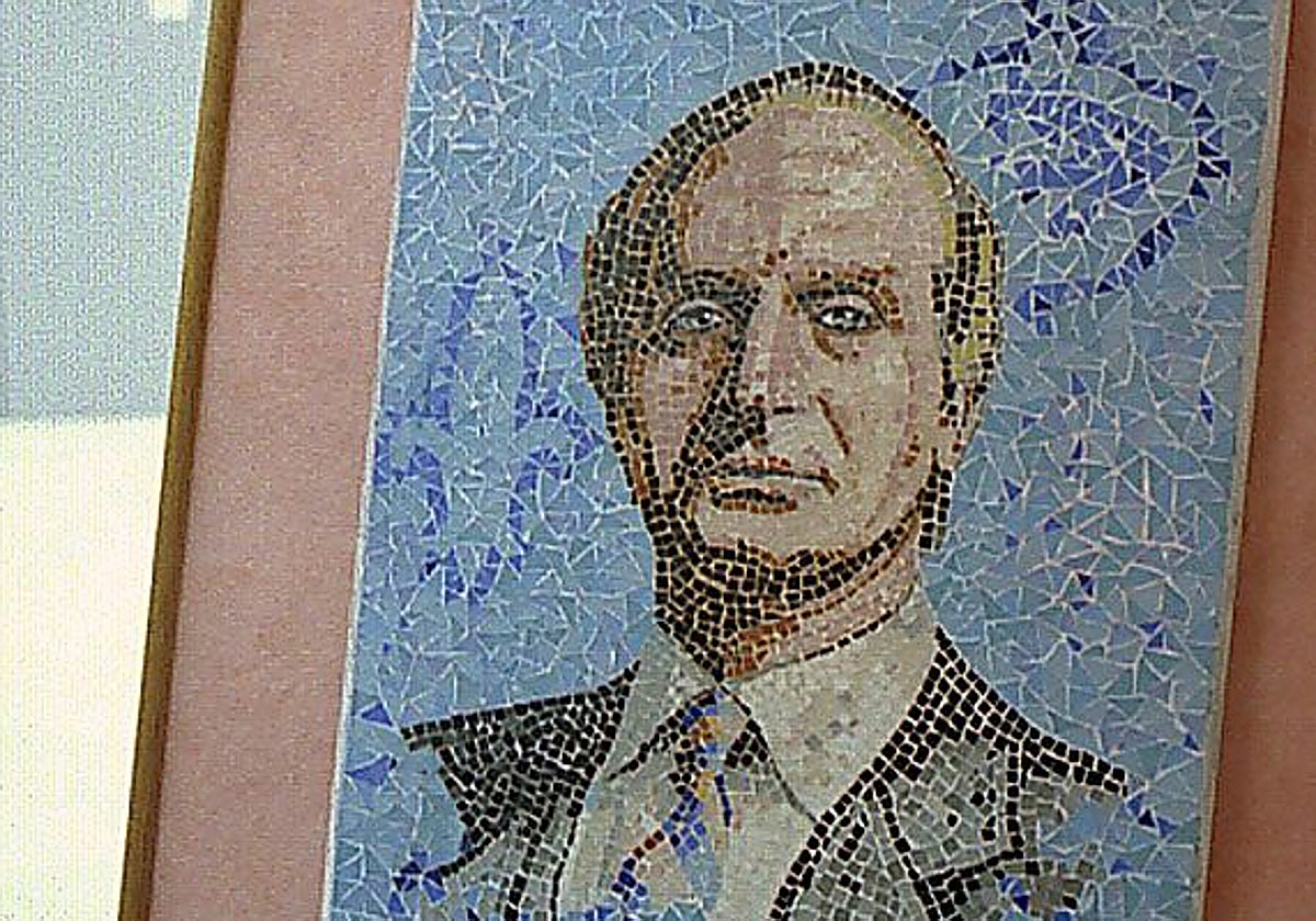 Mosaico con la figura del rey Juan Carlos I realizado por alumnos de la Escuela de Arte de Mérida, expuesto en la Asamblea en 1998.