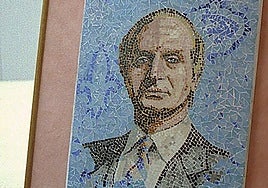 Mosaico con la figura del rey Juan Carlos I realizado por alumnos de la Escuela de Arte de Mérida, expuesto en la Asamblea en 1998.