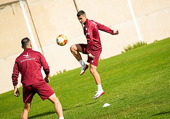 Barace durante la sesión de entrenamiento en la Ciudad Deportiva de Almendralejo.