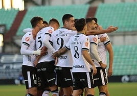 Los jugadores del Mérida celebran el último gol de Álvaro García el sábado pasado.
