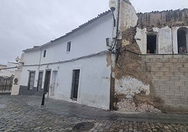 Las dos casas que se van a derribar en la calle Holguín, una de ellas contigua a otra ya en pésimo estado.