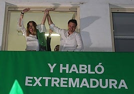 María Guardiola y Abel Bautista saludan desde el balcón de la sede del PP en Mérida tras los resultados de las elecciones de 2023.